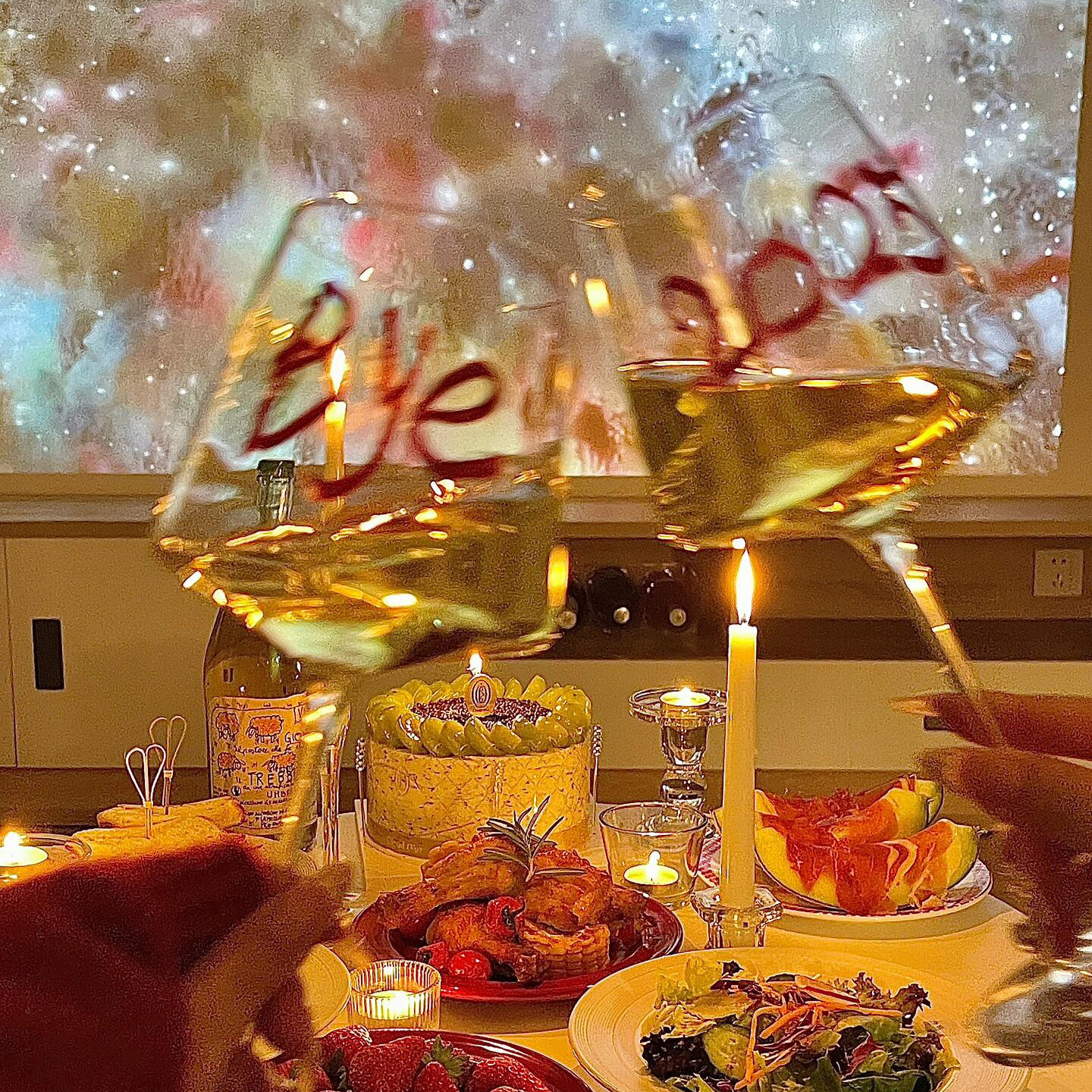 2025跨年照片喝酒玻璃杯就这样拍