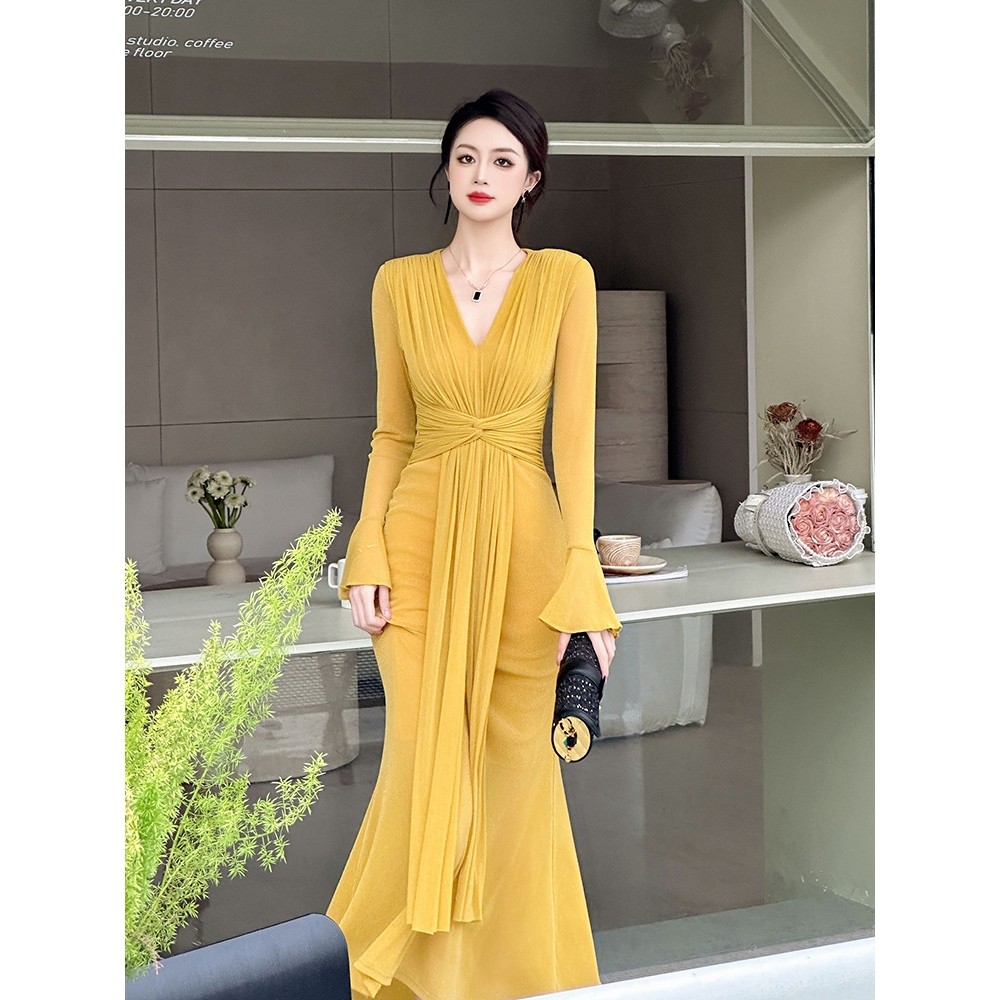 2025秋装新款女法式设计感扭结设计感喇叭袖修身长款连衣裙21105