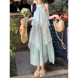 法式温柔甜美无袖挂脖连衣裙女夏季2025新款海边度假蕾丝拼接长裙
