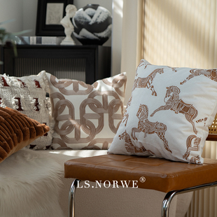 抱枕轻奢风马刺绣毛绒老钱枕套别墅中古风大平层客厅沙发靠枕靠垫