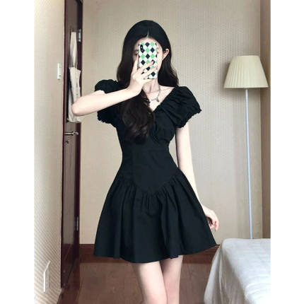 法式黑色褶皱v领露背连衣裙女夏设计感小众设计收腰纯欲百褶短裙