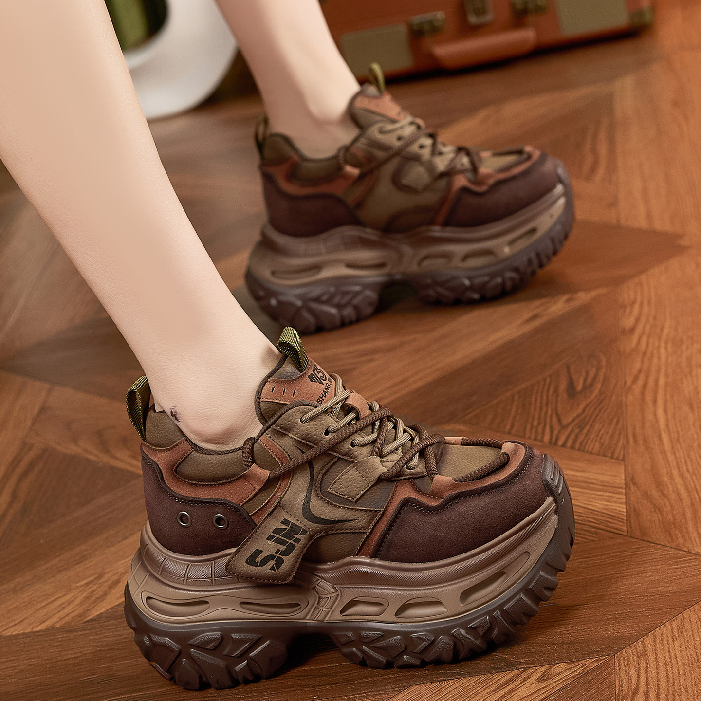 香港新款时尚做旧厚底内增高老爹鞋女款2026春季女士运动休闲松糕