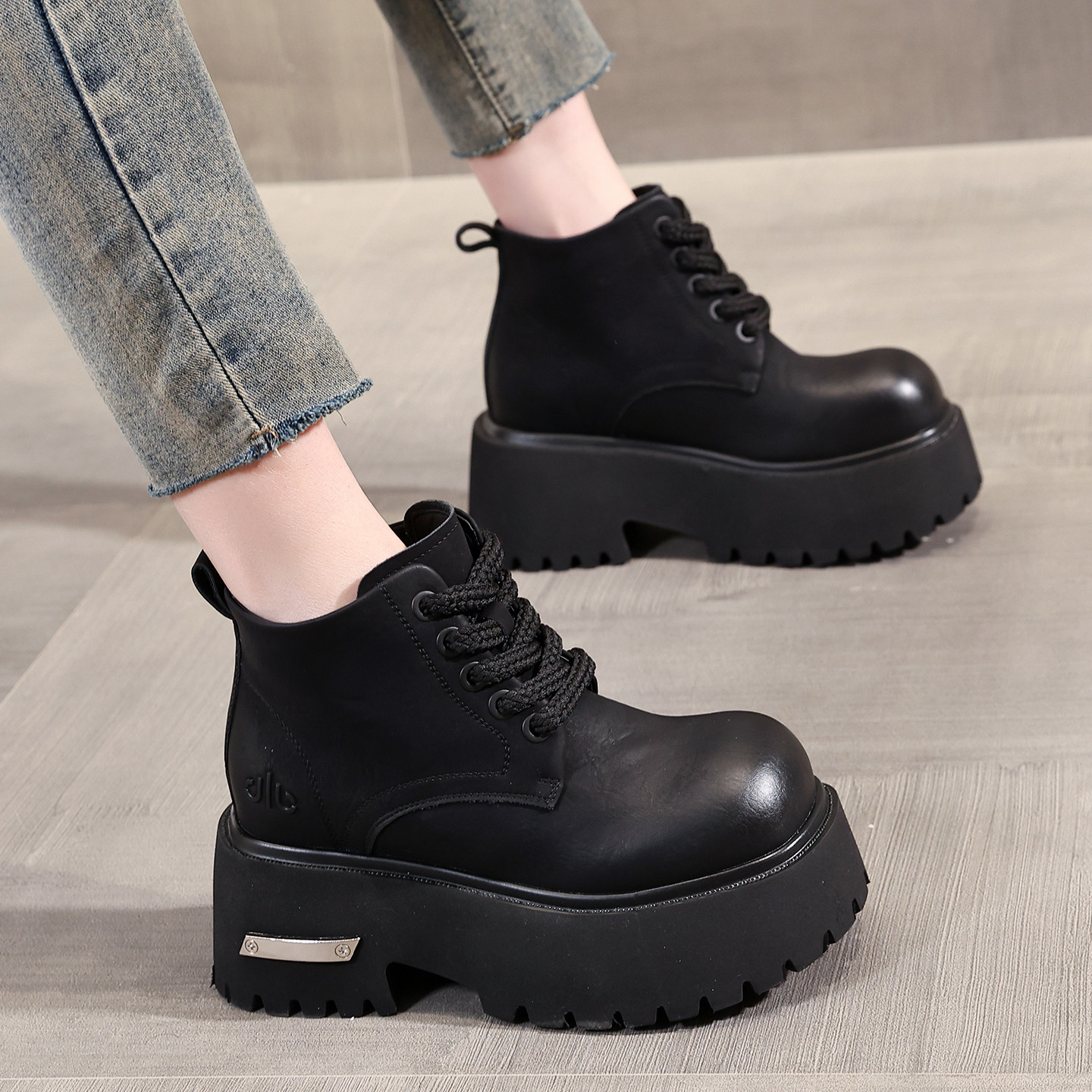 2025早秋超火新款巨好看高跟黑色短靴女款小个子内增高皮靴马丁靴