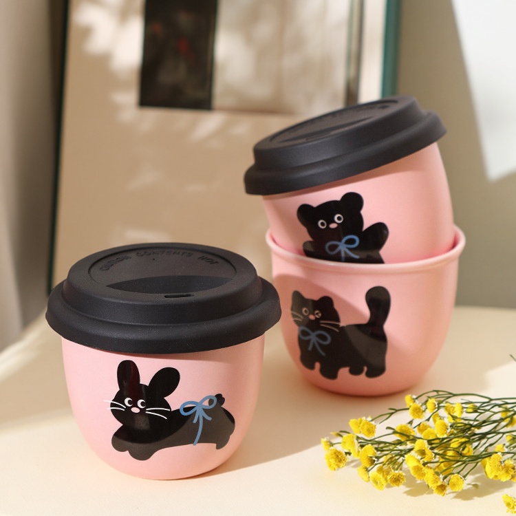 手握咖啡杯可爱随手杯带盖马克杯