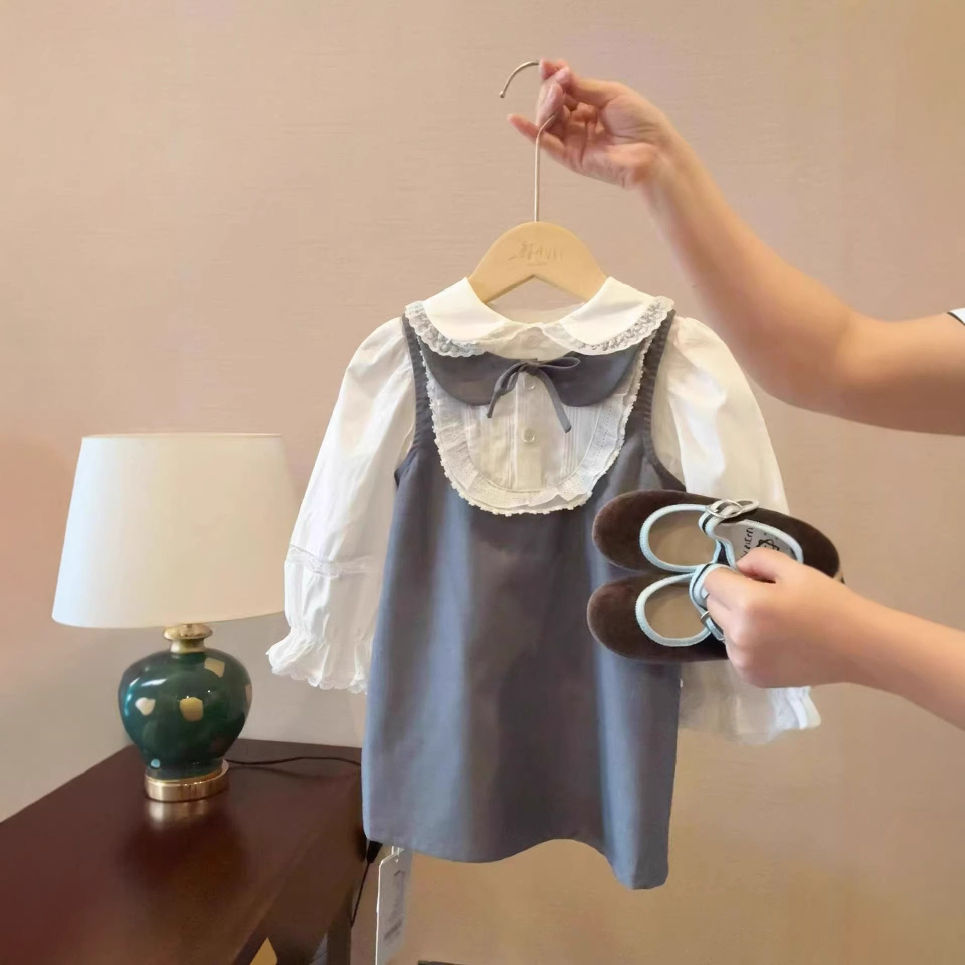 韩版童装女童连衣裙2026春季新款超好看学院风灰色背心裙