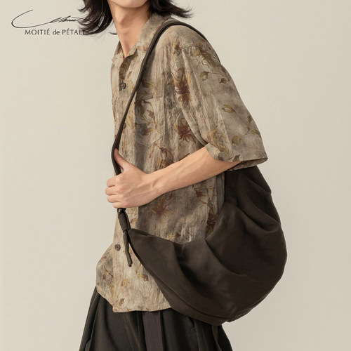 半片花瓣首创立体叠褶麂皮牛角包