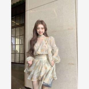 法式碎花v领长袖雪纺连衣裙女夏季温柔风设计感别致收腰a字短裙子