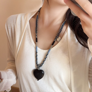 新中式黑色木质爱心吊坠编绳项链长款女气质高级感百搭简约毛衣链