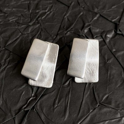 冷淡风几何拉丝方块褶皱耳环