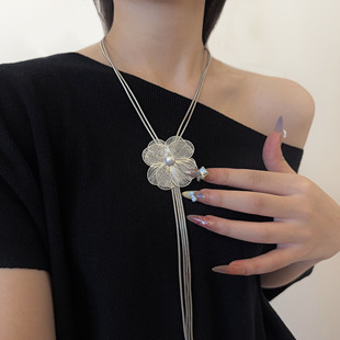 花朵镶珍珠吊坠蛇骨链项链长款女欧美时尚性感拍照高级感毛衣链潮
