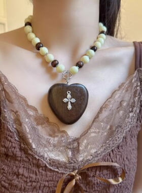 木爱心镶十字架吊坠黑白串珠项链