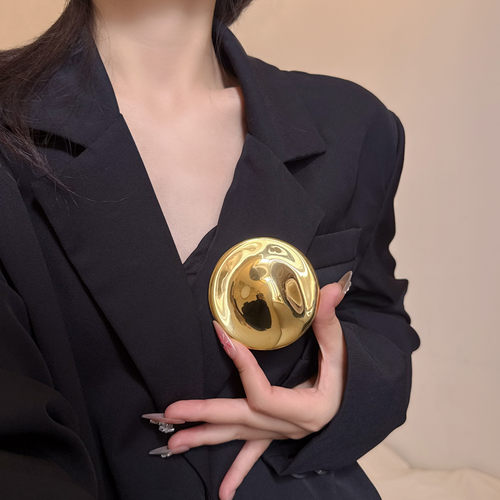 金色简约流线感凸起圆形镜面胸针