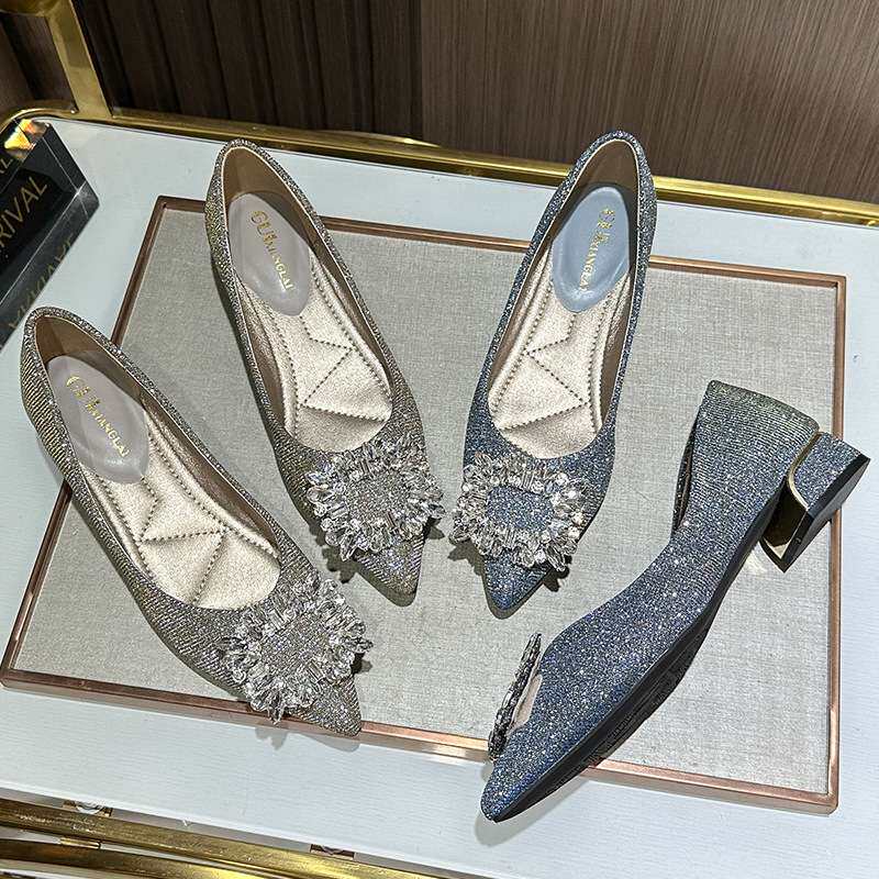 尖头单鞋女平底2023新款浅口轻韩版渐变色豆豆鞋水钻软底大码女鞋