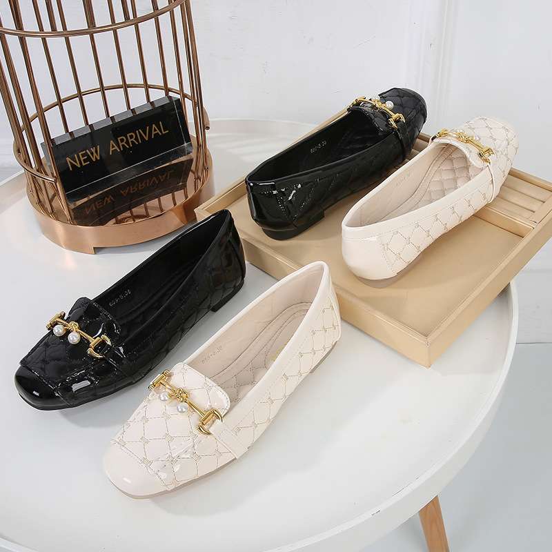 潮牌大小码漆皮单鞋女平底百搭豆豆鞋方头软皮软底休闲乐福42瓢鞋