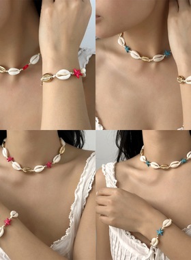 A girl with a Bohemian beach starfish beaded necklace女饰品
