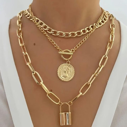 European and American ladies wear three-layered necklaces女