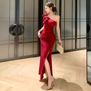 高级感法式轻奢小众富家千金风性感主持人斜肩晚礼服长裙连衣裙女