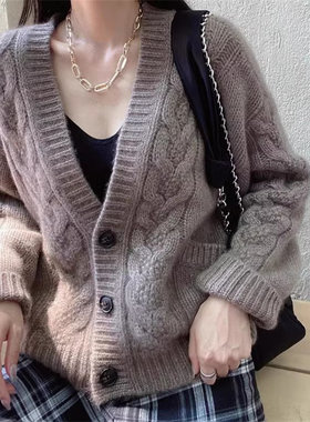 羊毛单排扣V领外搭扭花毛衣