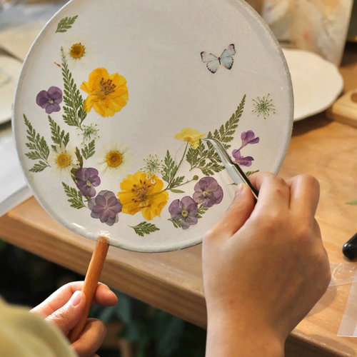 是绢面竹干花压花制作扇子