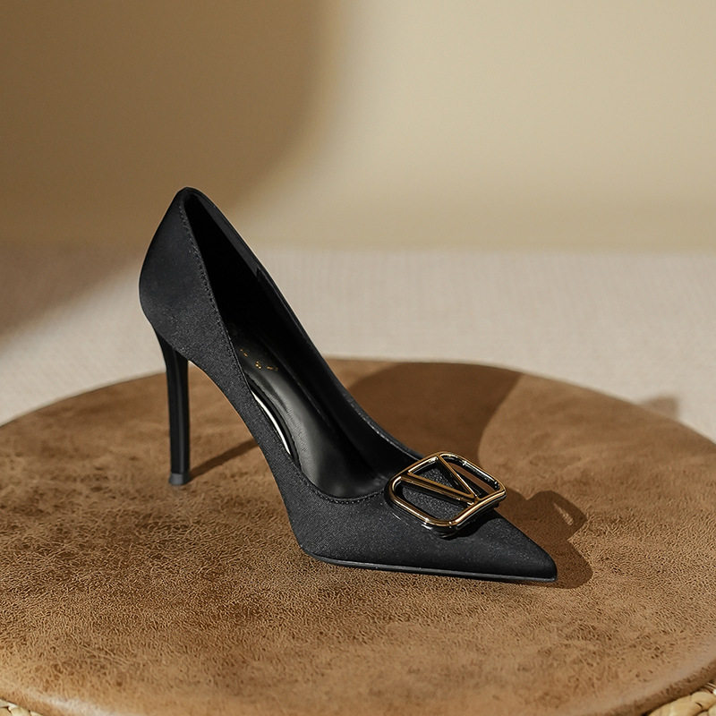 新款高跟鞋细跟尖头浅口时尚绸缎韩版金属扣四季通勤