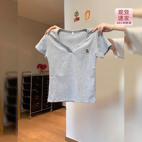 miu系灰色正肩v领短袖T恤女夏季2026小个子刺绣修身短款bm风上衣