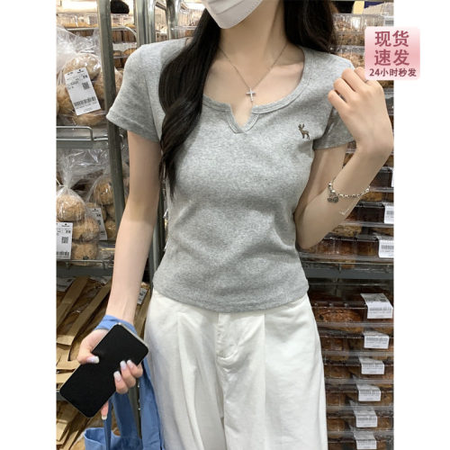 灰色正肩修身麋鹿刺绣v领短袖T恤女春夏季2026设计感显瘦短款上衣