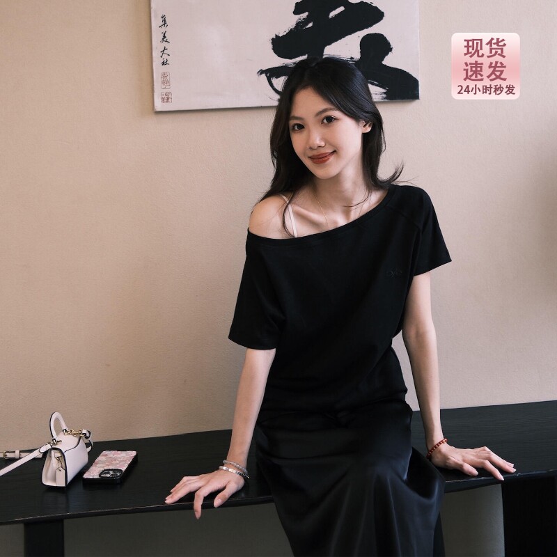 松弛感黑色一字肩斜肩短袖T恤女夏季宽松miu系辣妹风露肩半袖上衣