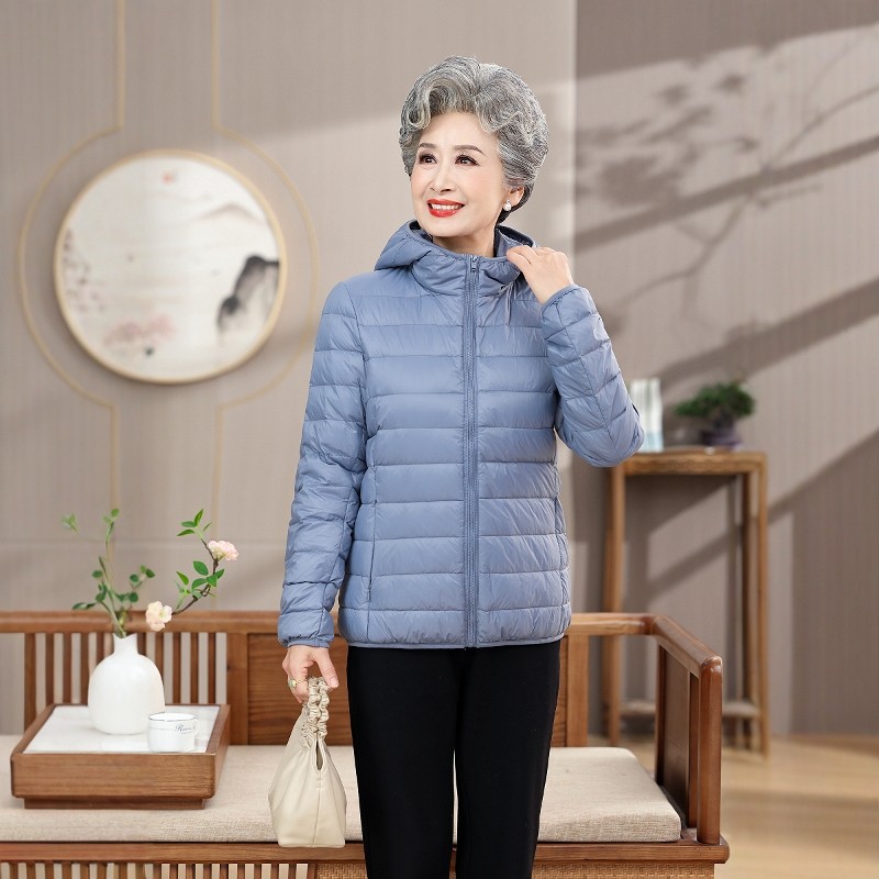 冬季中老年妈妈轻薄连帽大码200斤羽绒服女加肥大码冬装保暖外套