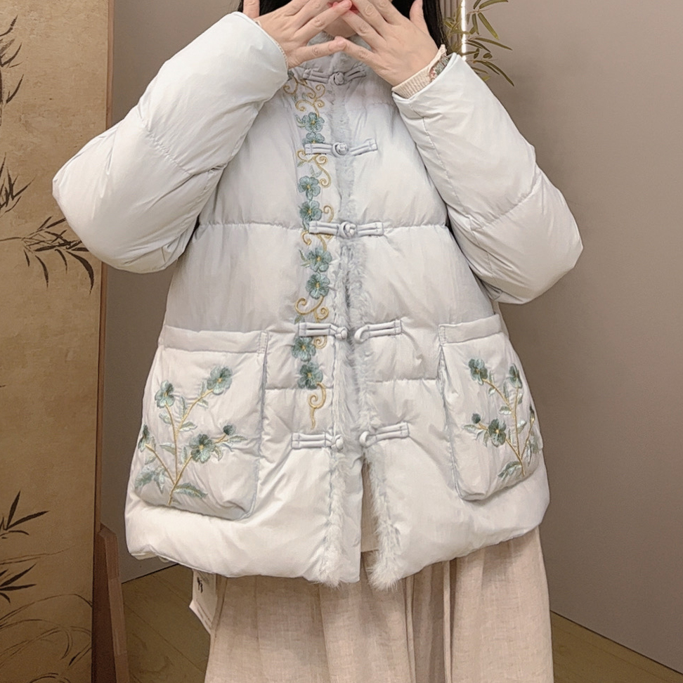 7765定制款原创设计羽绒服立领盘扣精致穿搭对襟款重工刺绣羽绒服