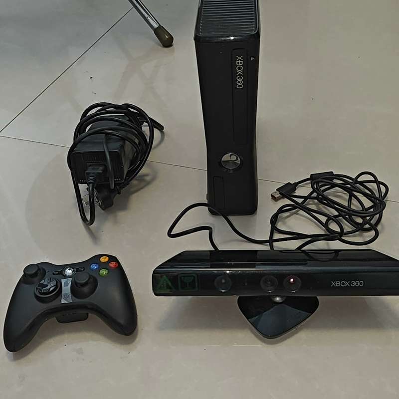 议价Xbox 360 S主机一套 带Kinect体感头 1个