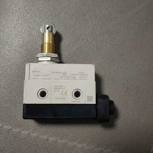 议价原装欧姆龙限位开关 D4MC-5020 实物拍摄