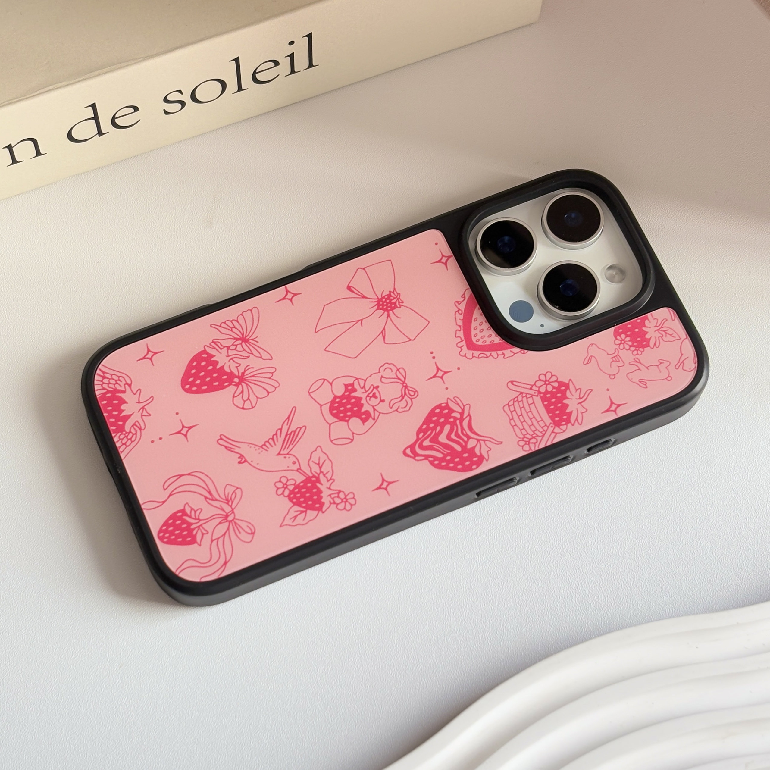小众ins草莓小熊黑框磨砂磁吸手机壳适用苹果iPhone17promax手机壳16pro玻璃手机壳14pro全包13少女心甜美