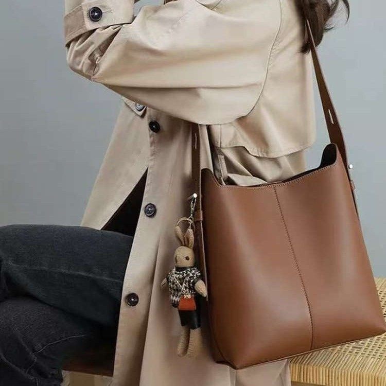 2025新款通勤包女韩版简约易搭单肩水桶包大容量洋气斜挎托特包,箱包皮具/热销女包/男包,水桶包,淘宝优惠券,粉丝福利购,淘宝优惠卷