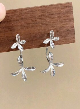 【7柒seven】设计感立体栀子花感耳夹气质冷淡风后挂式无耳洞耳饰