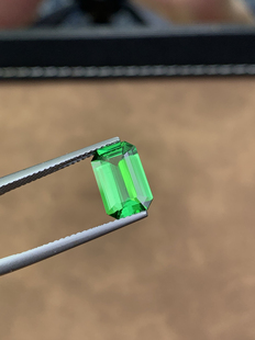 天然沙弗莱石榴石2.65ct AGTL证 翠绿玻璃体光感足台面大无可挑剔