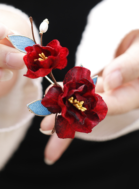 红色山茶花胸针高级感轻奢高档女长针配饰胸花新娘新郎复古配中式