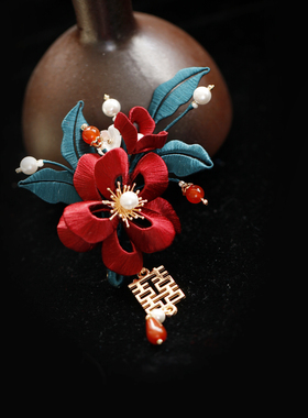 手工缠花山茶红色新娘胸针中式婚礼襟花日常订婚胸花秋冬外套旗袍