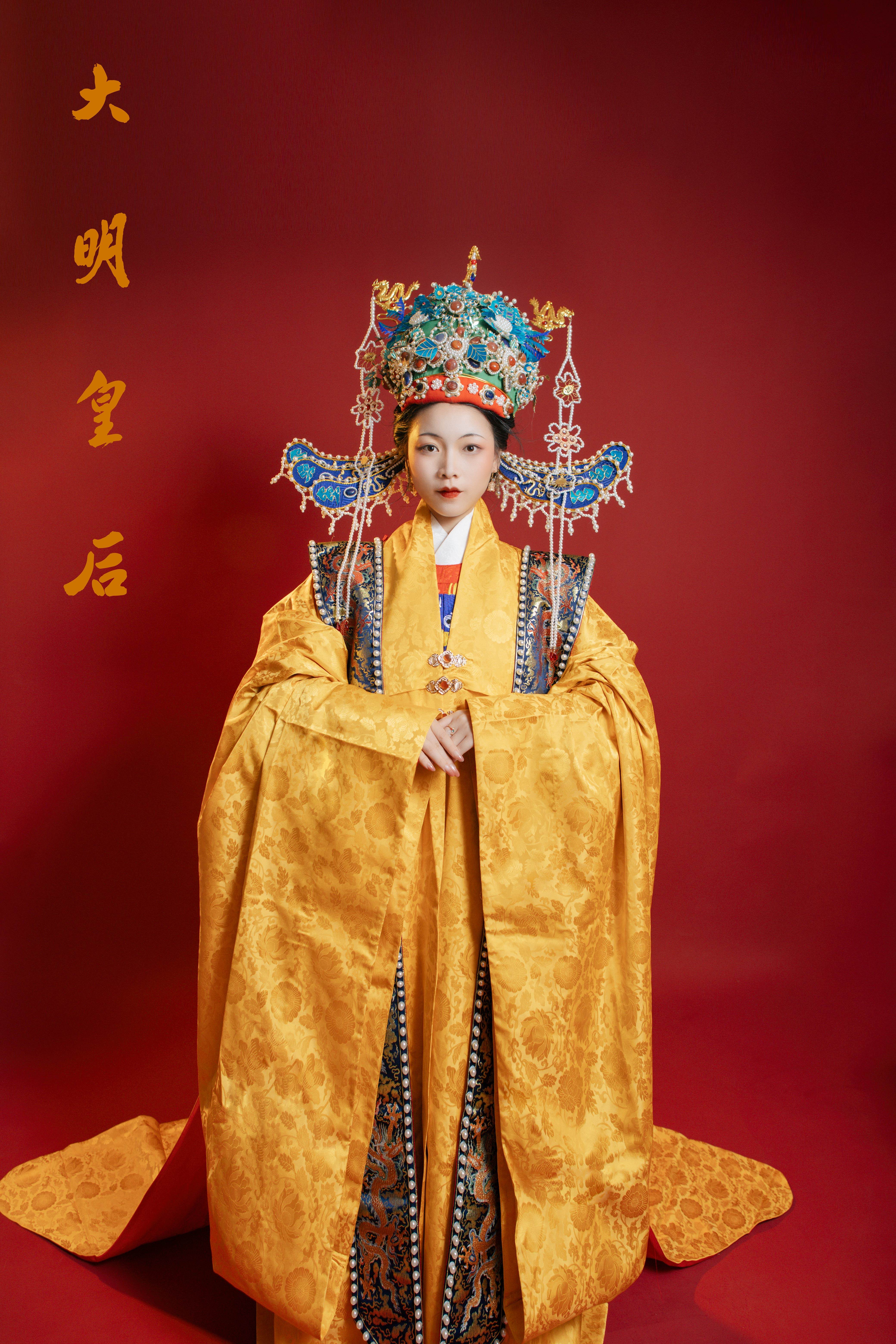 出租汉式婚礼明制婚服蠎服中式婚服刺绣长袄明黄色大衫皇后凤冠