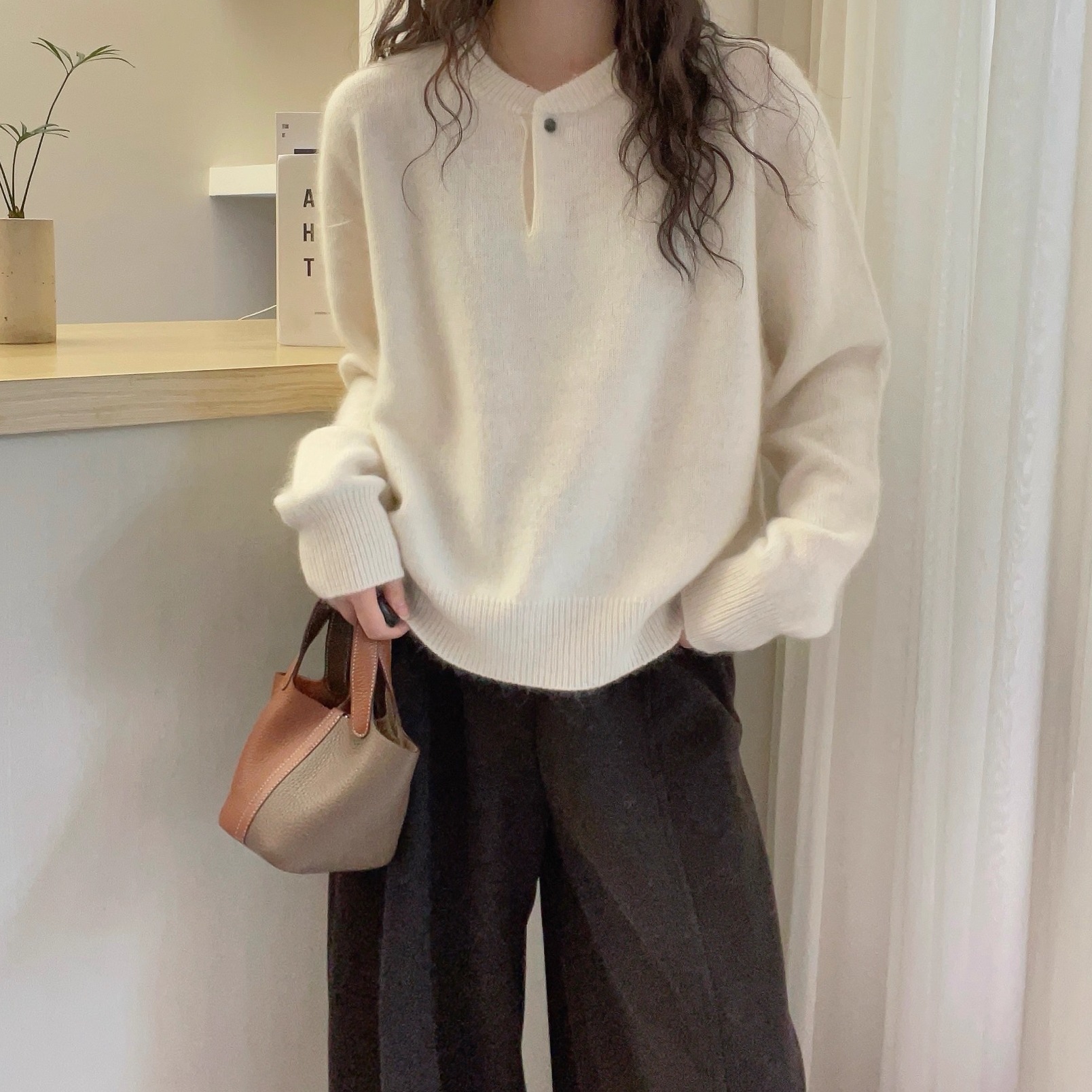 极简风纽扣圆领软糯山羊绒毛衣