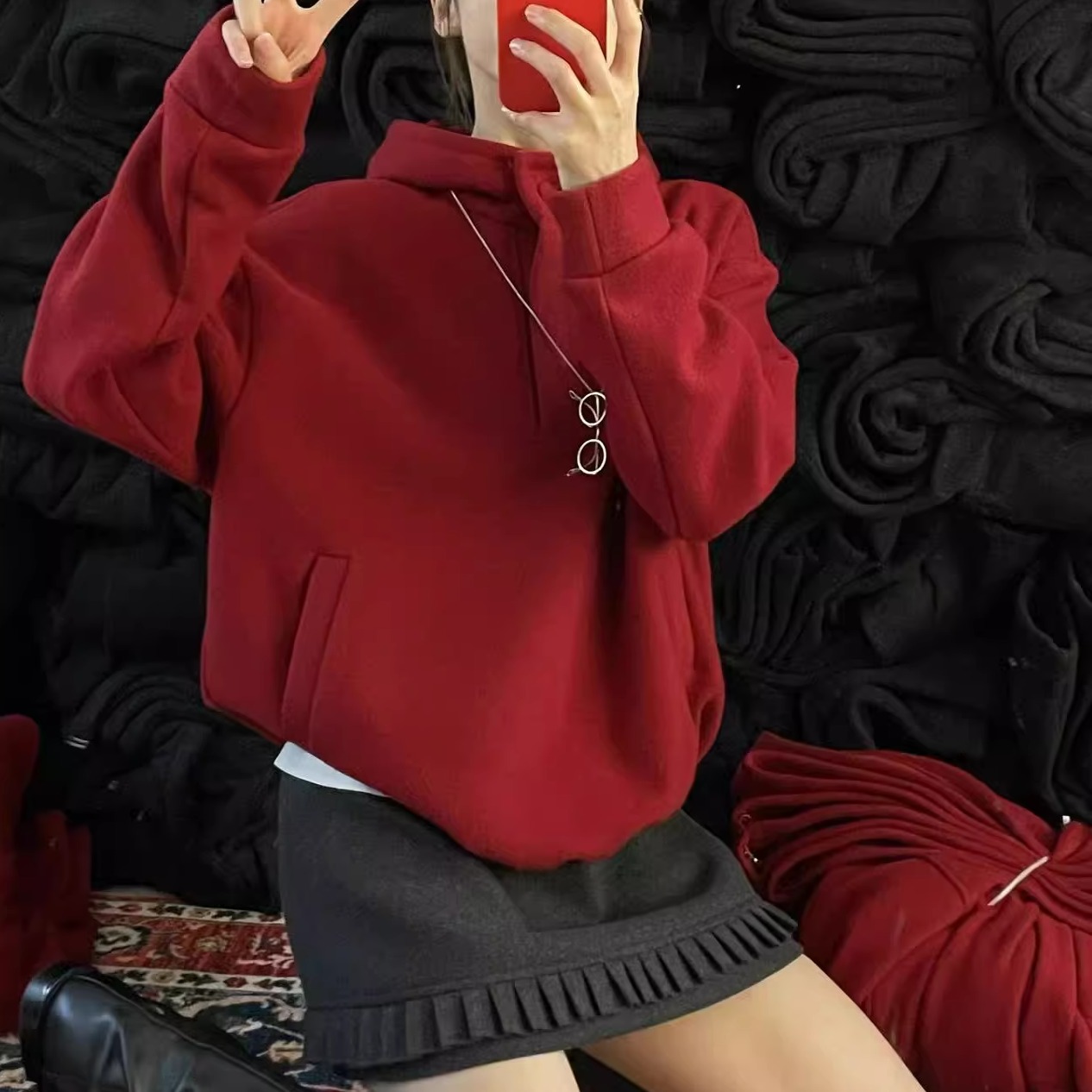 红色贴标连帽加绒卫衣