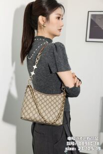 优草坊2025秋冬新款潮包老花大牌简约百搭女士单肩斜挎小包邮差包