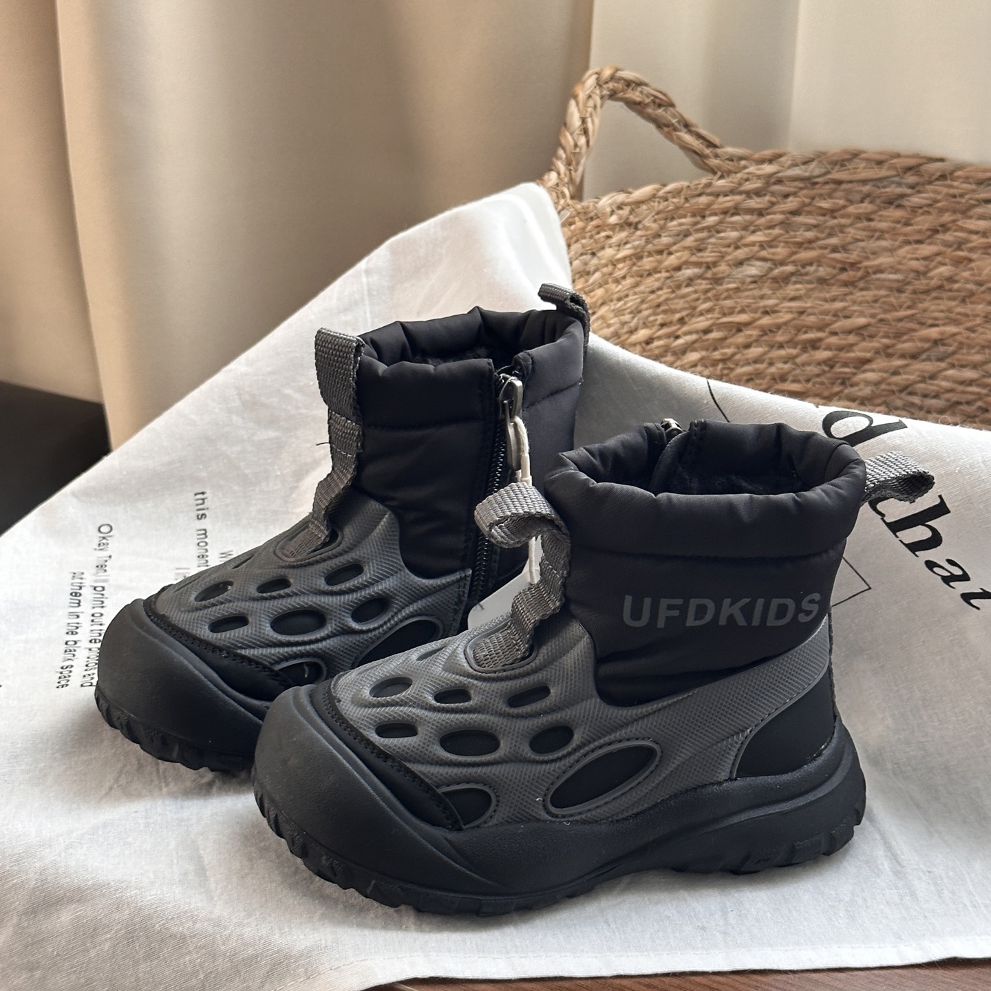 儿童户外防水加绒雪地靴