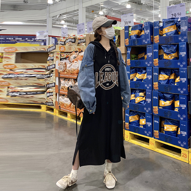 黑色慵懒风牛仔拼接连衣裙女2025秋季新款韩版宽松显瘦连帽卫衣裙