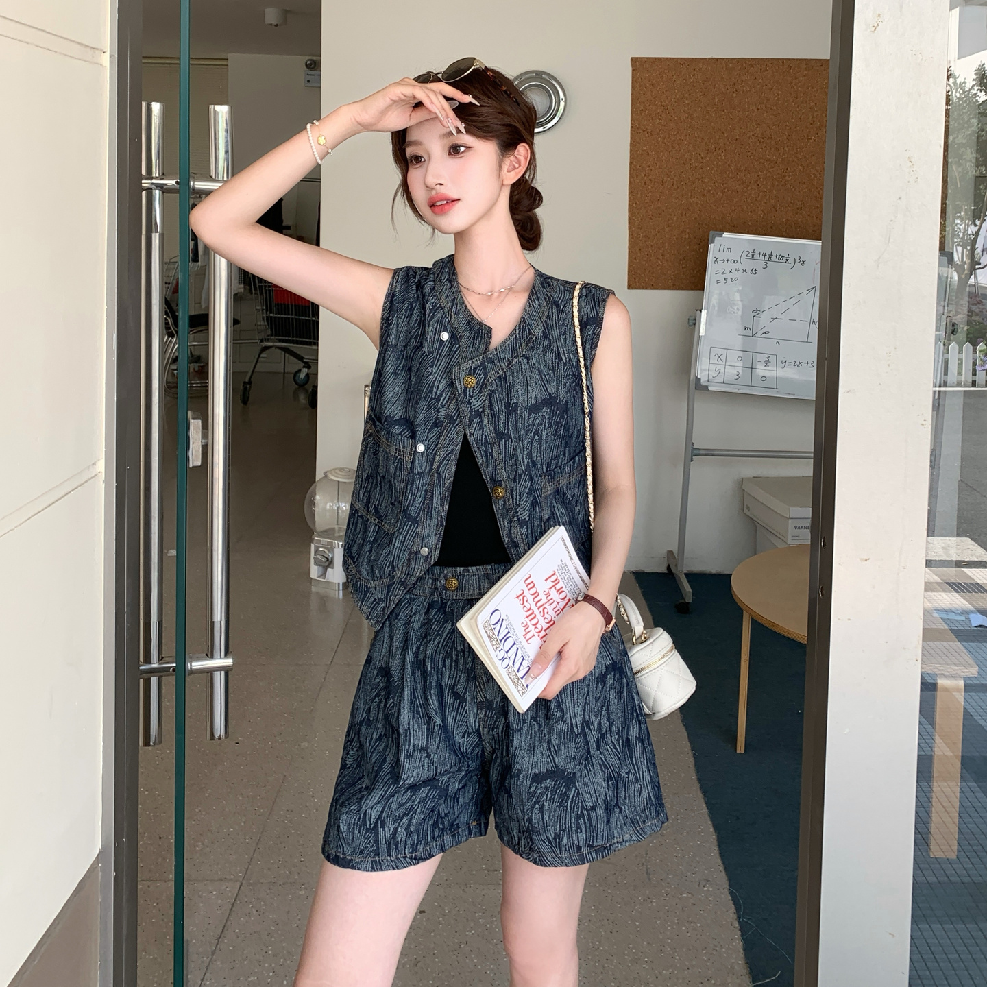 港风气质盐系穿搭高级感牛仔套装女2025年夏季新款马甲短裤两件套