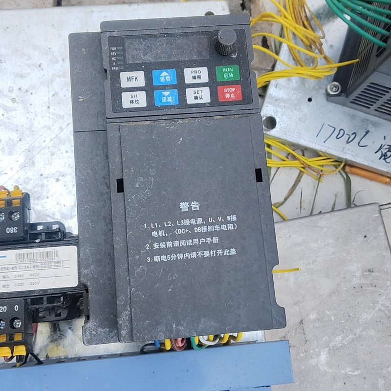 议价万鑫变频器G10-2.2T4-1B，2.2KW 380V三相可维修图片