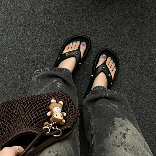 原创韩系街头铆钉夹脚Y2K辣女夏风拖鞋女黑色沙滩凉拖个性人字拖