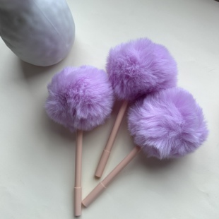 可爱毛绒球圆珠笔学生用笔黑色蓝色笔芯毛绒笔