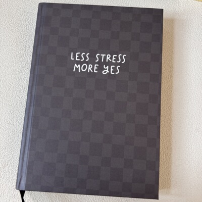 a5硬壳笔记本牛皮纸格子本手账本绑带记事本next笔记本子学生用本