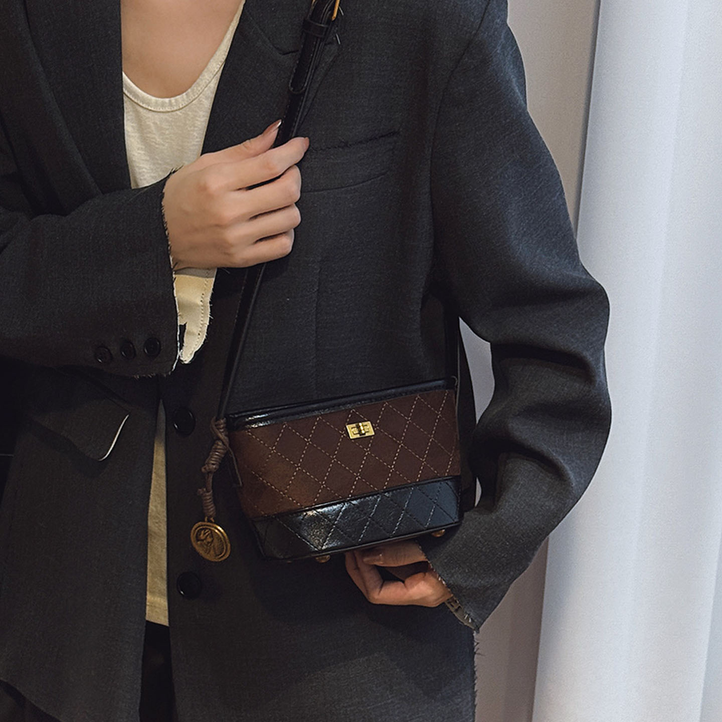 复古小众麂皮绒菱格百搭时尚撞色2025秋季女式斜跨单肩水桶包