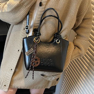 气质百搭韩系洋气单肩手提时尚 水桶包 精致高级感斜挎2025秋冬女式